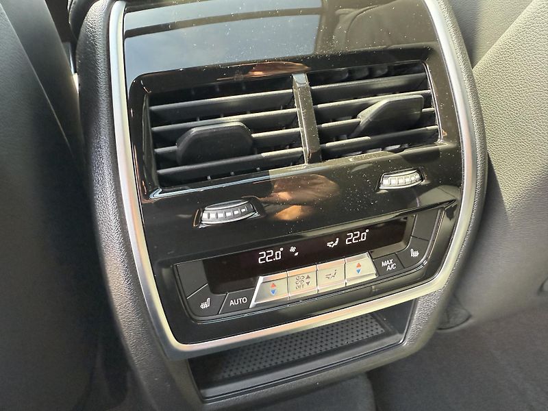 BMW X6 (2024) 30XD 210kW M-PAKET R22 BLACK!! - fotka 28 z 57