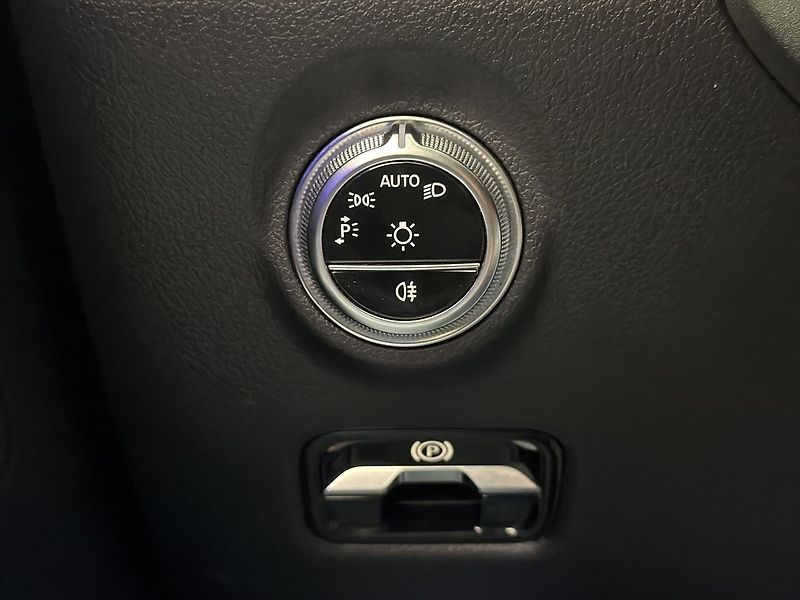 Mercedes-Benz Třídy C 300e Kamera Tažné - fotka 18 z 35