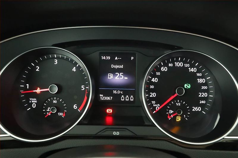 Volkswagen Passat (2018) R-Line 2.0 TDI, Automat, Kůže - fotka 16 z 18
