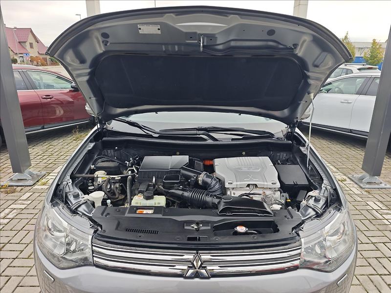 Mitsubishi Outlander 2,0 Plug-in HYBRID  4x4 INTENS - fotka 19 z 22