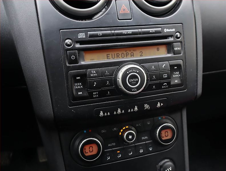 Nissan Qashqai (2009) 2.0 dCi, 4X4, Tempomat - fotka 12 z 14