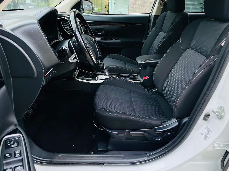 Mitsubishi Outlander 2.4i+HYBRID 4x4 SERVISKA TAŽNÉ - fotka 35 z 53