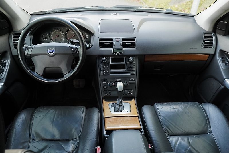Volvo XC90 2,4D D5 EXECUTIVE AWD 120KW - fotka 17 z 22