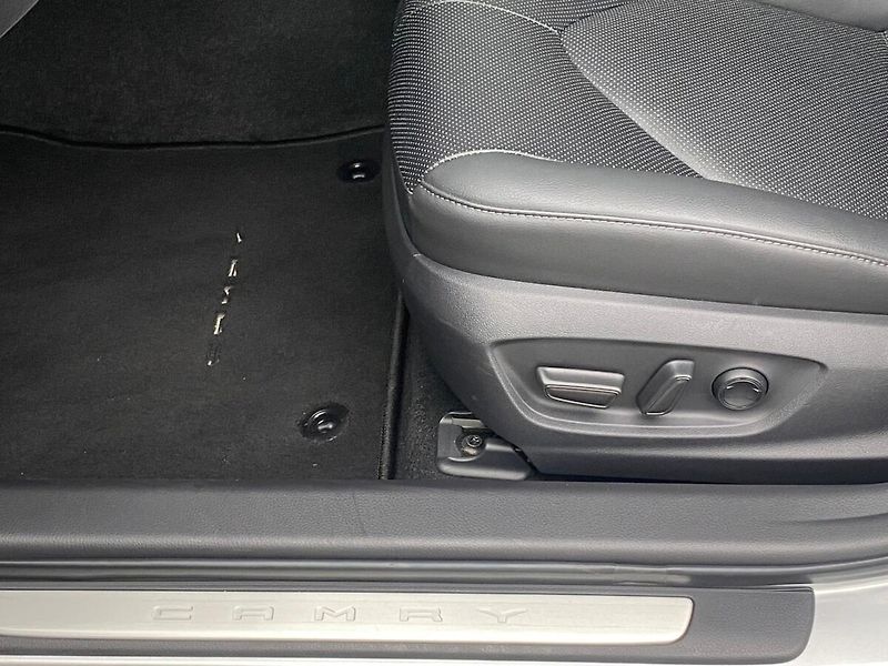 Toyota Camry 2,5 Hybrid  Executive VIP - fotka 17 z 33