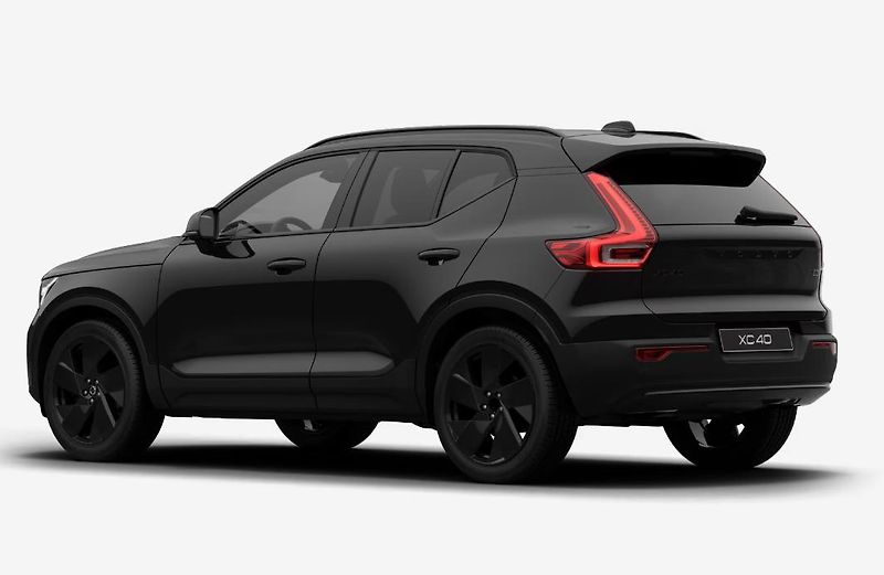 Volvo XC40 (2026) BLACK EDI B3 PLUS - fotka 2 z 8