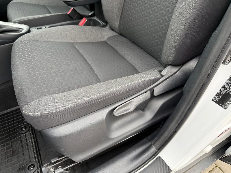 Toyota Yaris Cross 1.5 HSD e-CVT Style Tech FWD - fotka 14 z 26