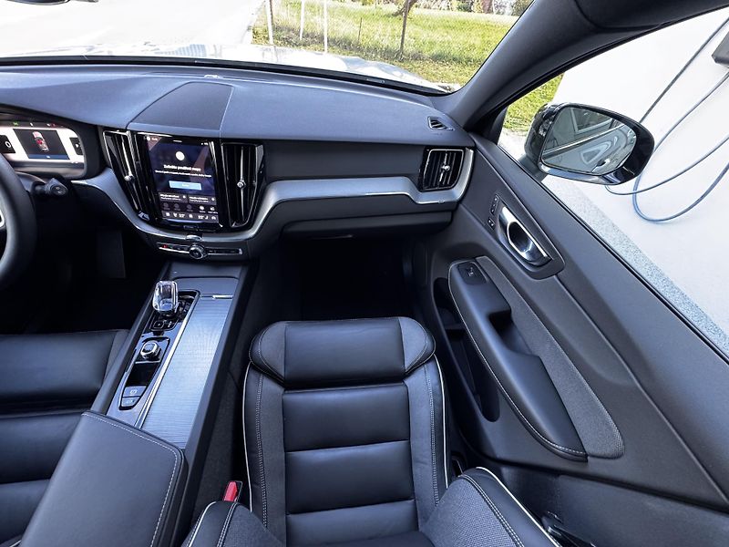 Volvo XC60 B5 AWD /1. maj / výhřev + kola - fotka 16 z 40