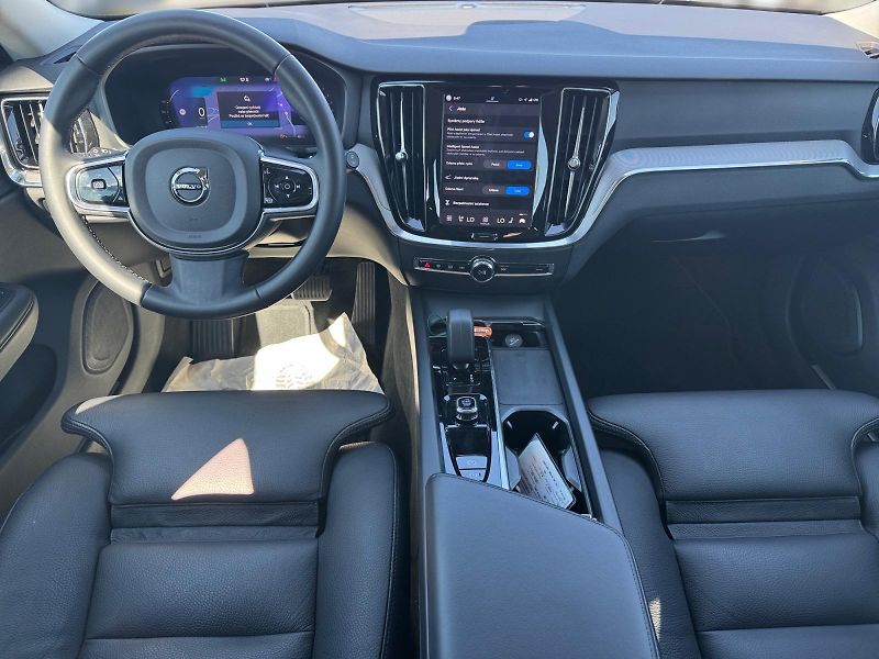 Volvo V60 (2024) PLUS DARK B4 145kW TAŽNÉ CZ - fotka 9 z 11