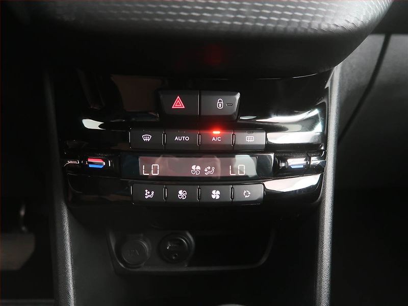 Peugeot 2008 (2016) Allure 1.2 PureTech, Automat - fotka 16 z 23