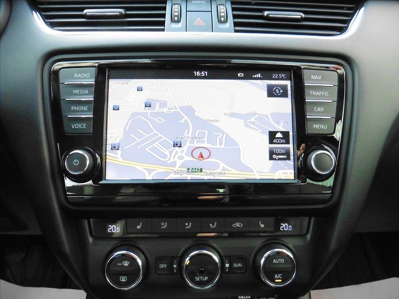 Škoda Octavia 2,0 TDi III Combi Style - fotka 11 z 13