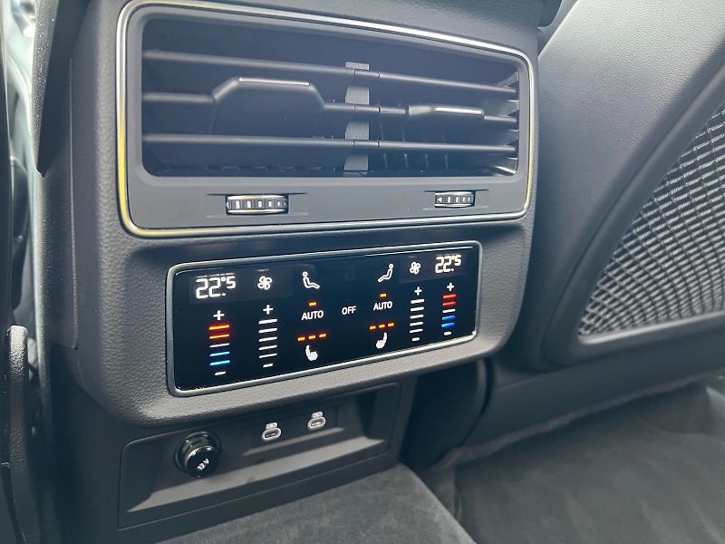 Audi Q8 (2025) S-LINE 50TDI WEBASTO HUP DPH - fotka 16 z 32