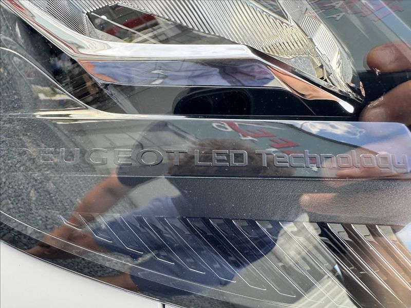 Peugeot 2008 1,2 i ALLURE DPH 1.maj původČR - fotka 10 z 50