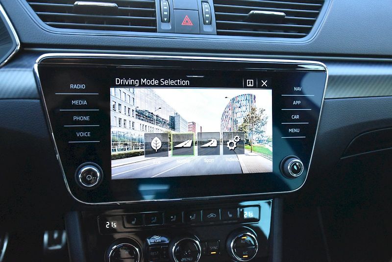 Škoda Superb (2021) Sportline 1.5 TSI DSG - fotka 22 z 35