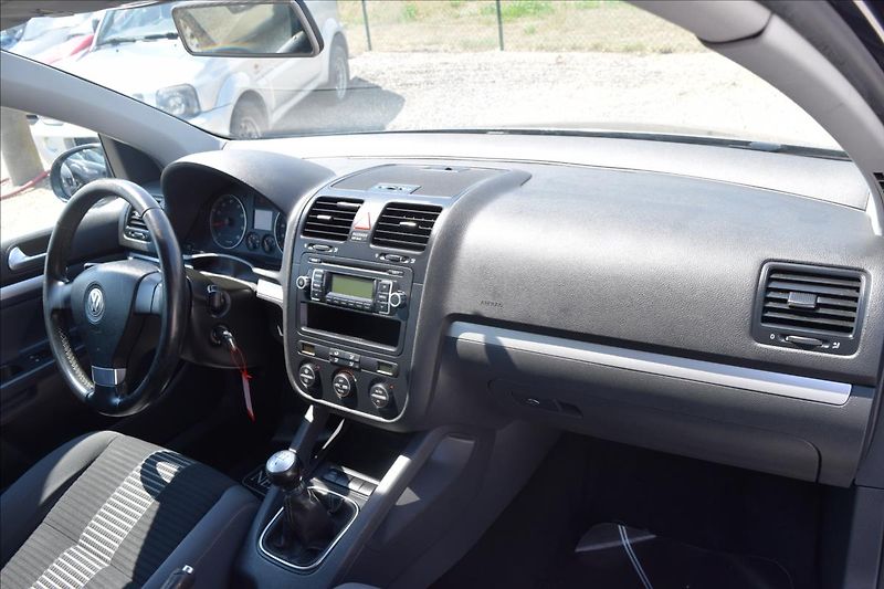 Volkswagen Golf 1,4 i 59KW NOVÁ STK ALU KLIMA - fotka 20 z 46