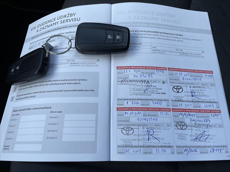 Toyota Corolla 1,8 Hybrid e-CVT Confort ČR.1. - fotka 19 z 29
