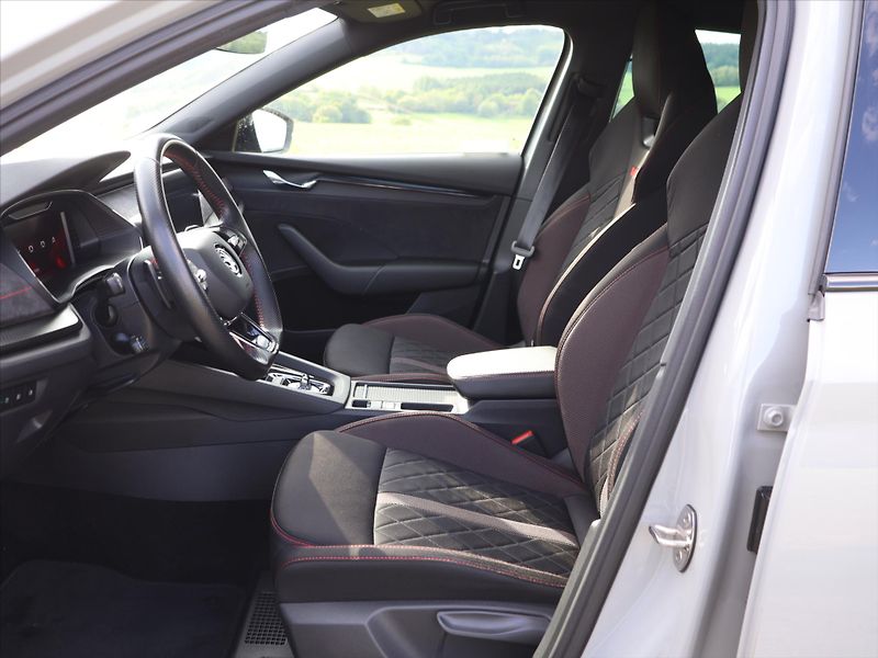Škoda Octavia 2,0 TSI RS 180kW DSG CZ 1.Maj - fotka 9 z 30
