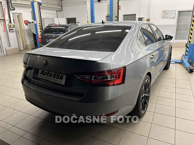 Škoda Superb (2015) 2.0tdi, ČR, AT, navi, bixen - fotka 2 z 3