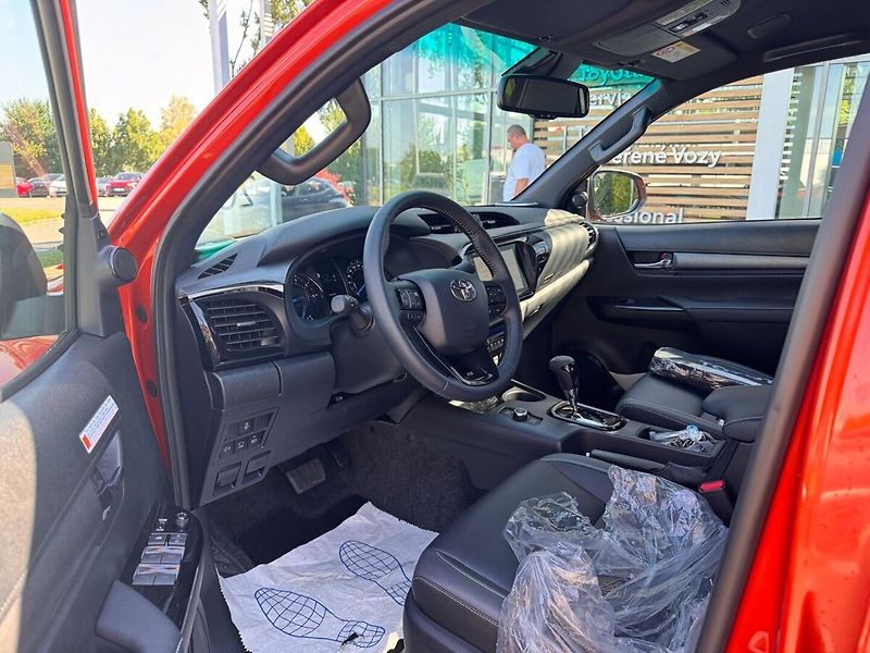 Toyota Hilux 2.8 Invincible 4x4 - fotka 9 z 13