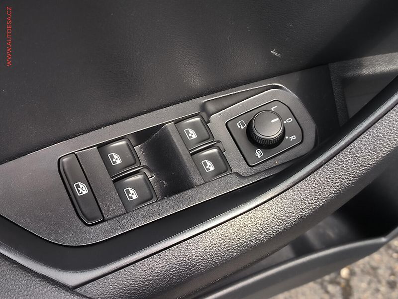 Škoda Karoq (2023) 1.5TSi, ČR, LED, autoAC - fotka 20 z 22