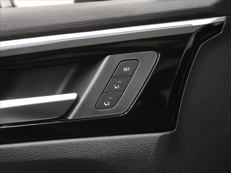 Mitsubishi Outlander 2,4 PHEV AWD Instyle 12tkm! - fotka 20 z 31