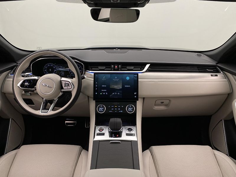 Jaguar F-Pace P250 SE R-DYNAMIC AWD AUT  - fotka 2 z 43