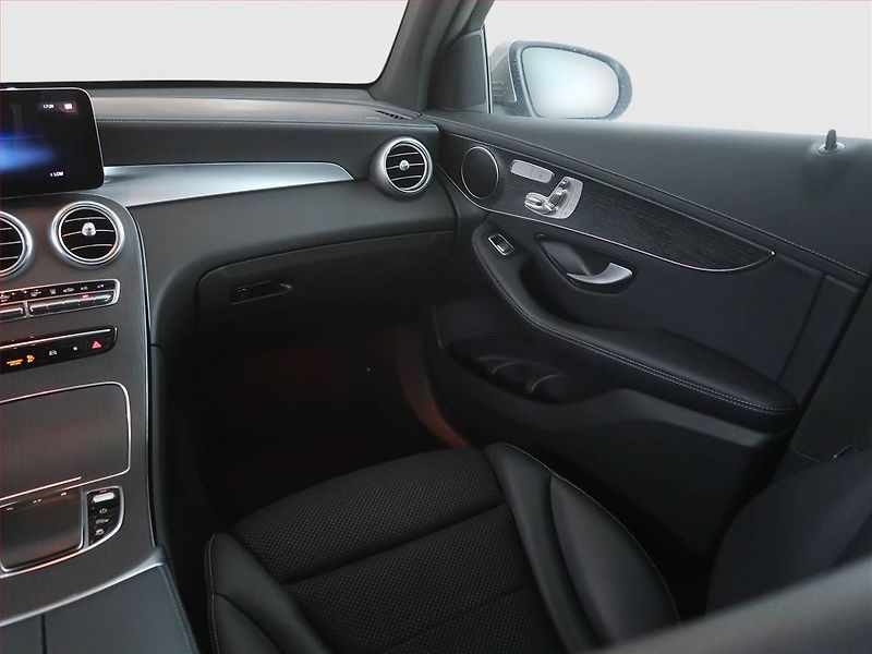Mercedes-Benz GLC (2022) 300 de 4MATIC - fotka 8 z 23