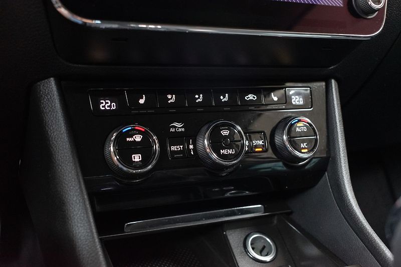 Škoda Superb 2.0 TDI 147kW STYLE*DPH*ČR 1.M - fotka 24 z 44