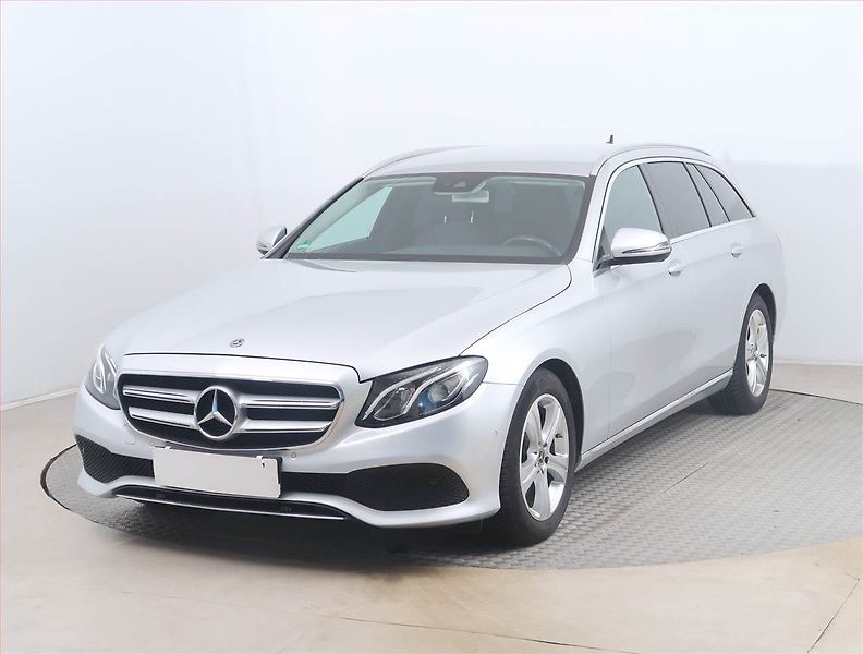 Mercedes-Benz Třídy E (2018) E 220 d 4MATIC - fotka 2 z 17