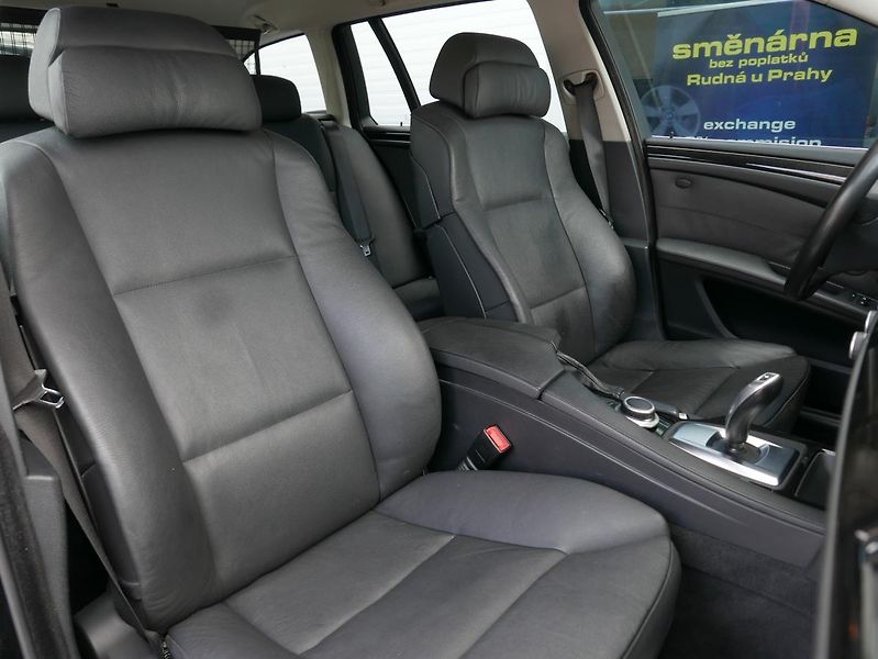 BMW Řada 5 530Xi 200kW Automat REZERVACE - fotka 22 z 41