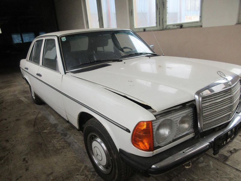 Mercedes-Benz 123 (1976) 240D - fotka 1 z 12
