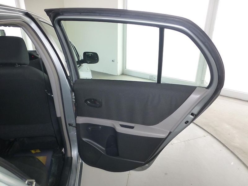 Toyota Yaris (2007) 1,3i-64KW**KLIMA*TAŽNÉ***5DV - fotka 19 z 24
