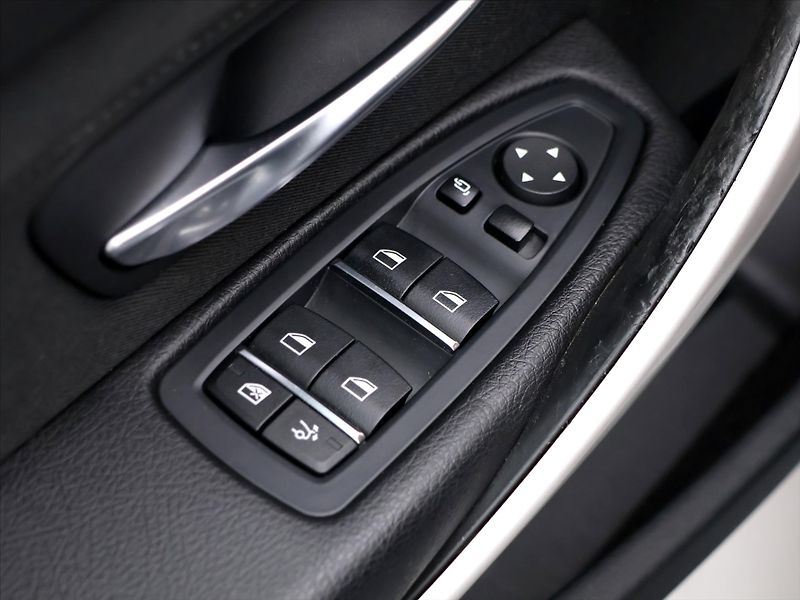 BMW Řada 3 2,0 320d 140kW xDrive CZ Sport - fotka 15 z 37