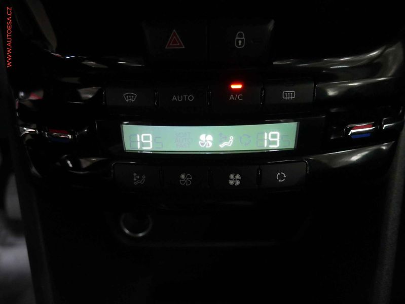 Peugeot 2008 (2018) 1.2, 1.maj,ČR, Výhř.sed. - fotka 15 z 17