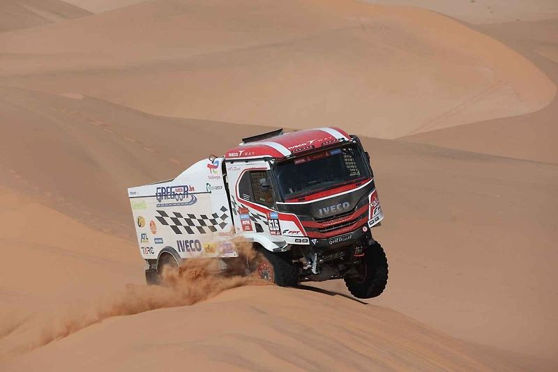 Účastníci Rallye Dakar zdolávají obrovské duny
