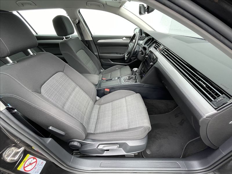 Volkswagen Passat Variant 2,0 TDI DSG Business TAŽNÉ+ACC - fotka 17 z 22