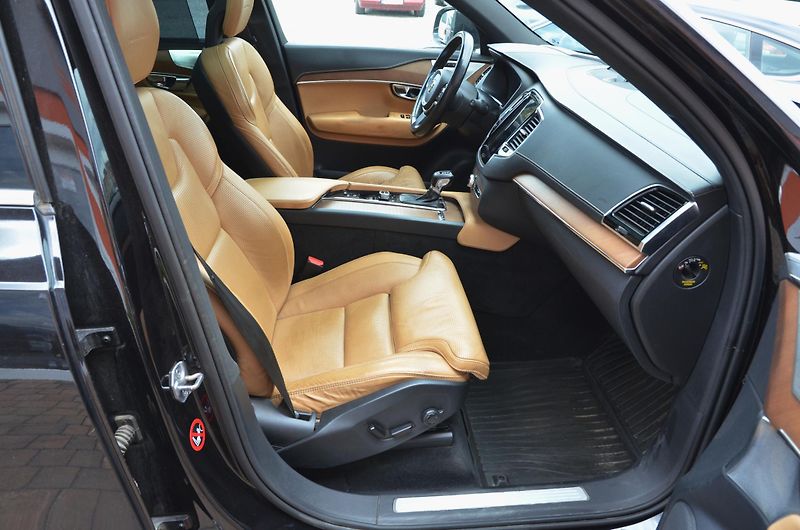 Volvo XC90 (2016) D5 // REZERVOVÁNO // - fotka 12 z 47