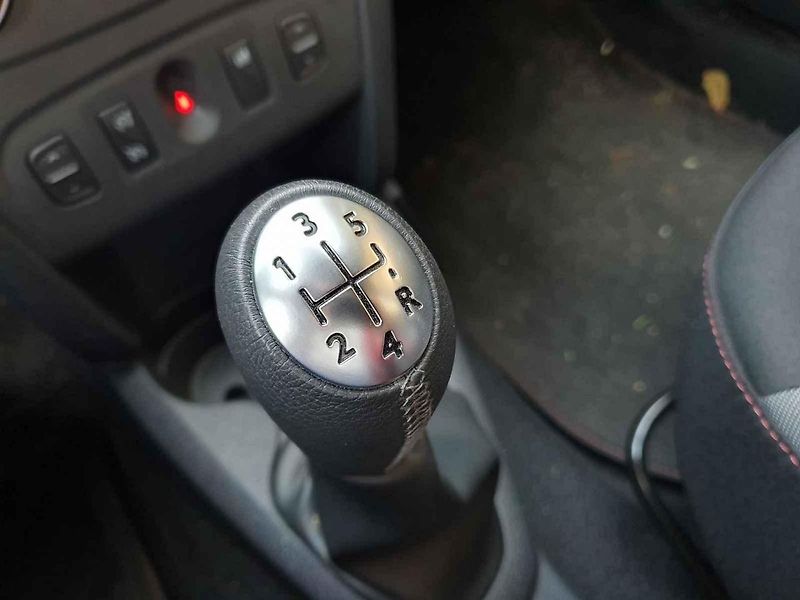 Výhodně koupíte třeba Dacii Duster, která na podzim plošně zlevnila o 15 tisíc korun.