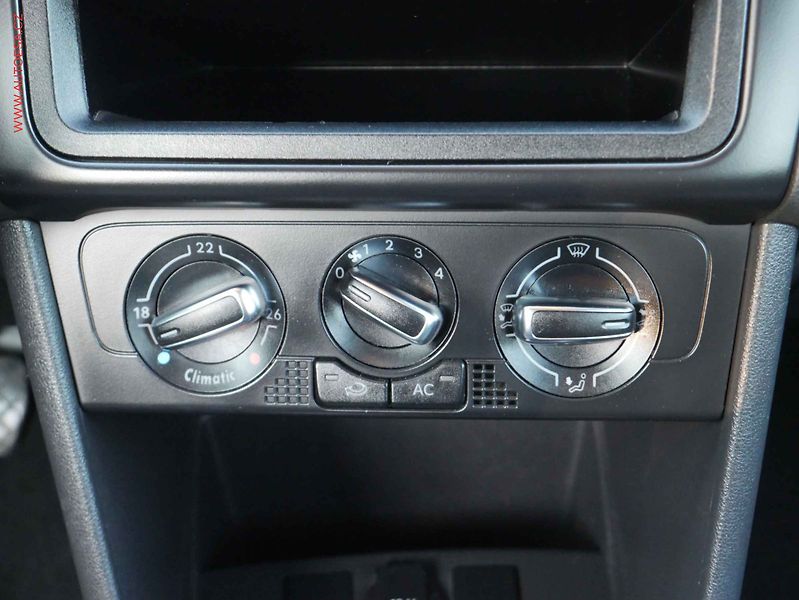 Volkswagen Polo (2009) 1.2i, ČR, AC, tempo - fotka 12 z 15