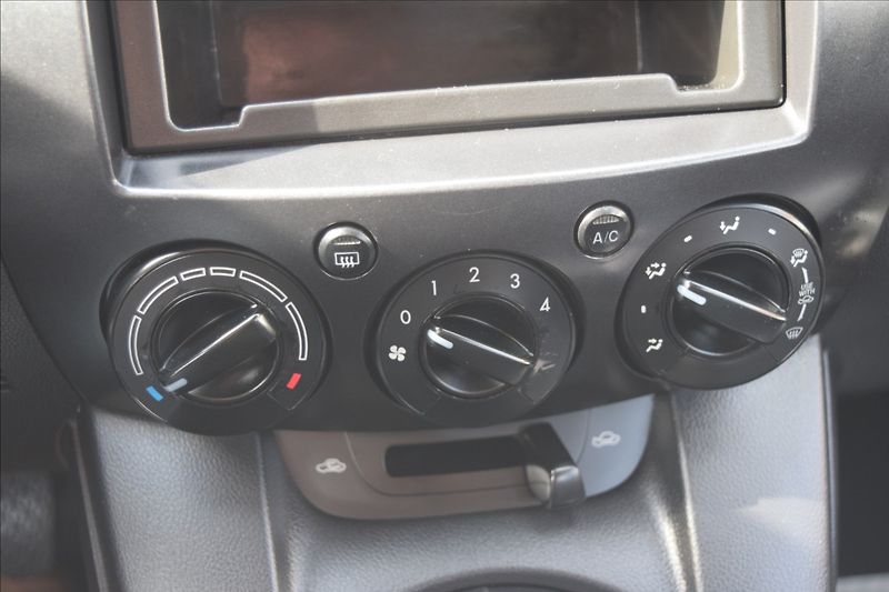Mazda 2 1,4 i 55KW KLIMA - fotka 30 z 35