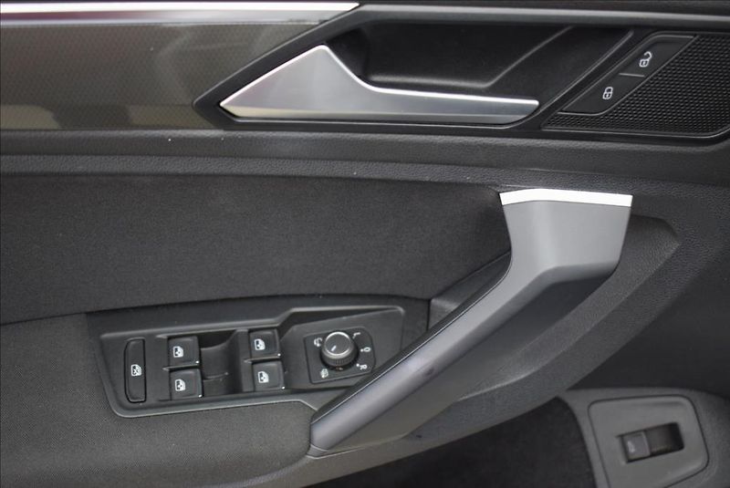 Volkswagen Tiguan 2,0 TDi, virtual,pano,navi, - fotka 40 z 44