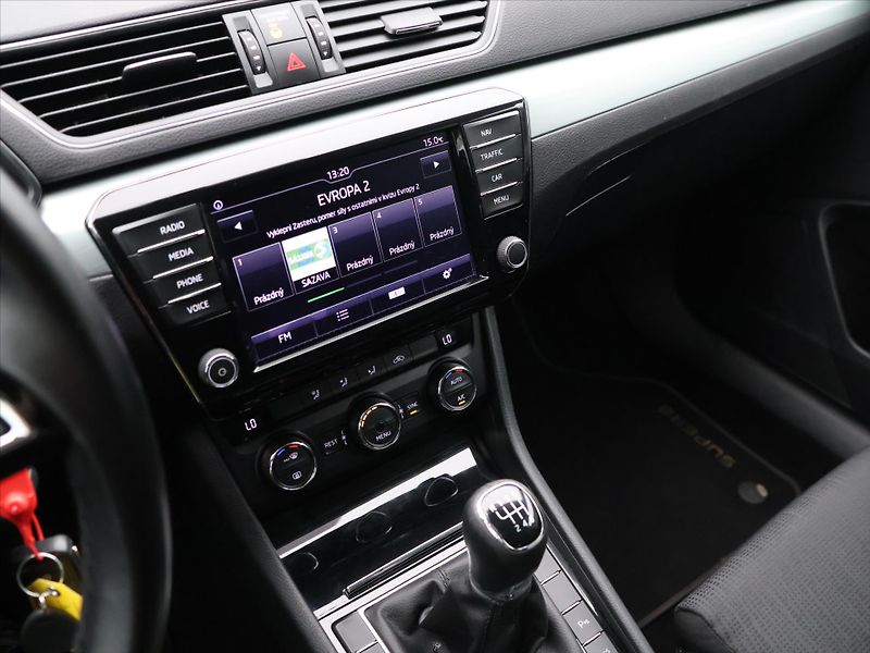 Škoda Superb 1,6 TDI Style 1.maj servis kn. - fotka 18 z 29
