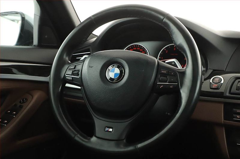 BMW Řada 5 (2012) 530d xDrive, 4X4, Automat - fotka 8 z 20