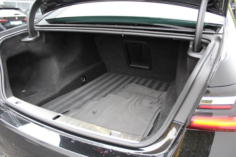 BMW Řada 7 740Ld xDrive Sedan - fotka 27 z 29