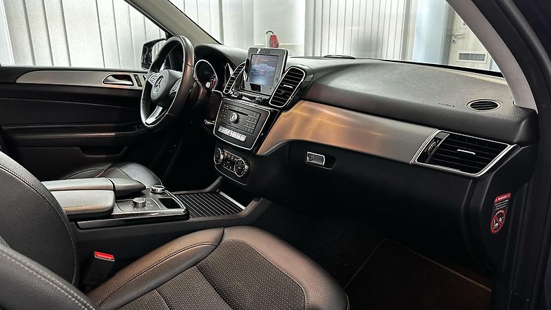 Mercedes-Benz GLE 250D / 4.MATIC / DVĚ SADY KOL - fotka 44 z 46
