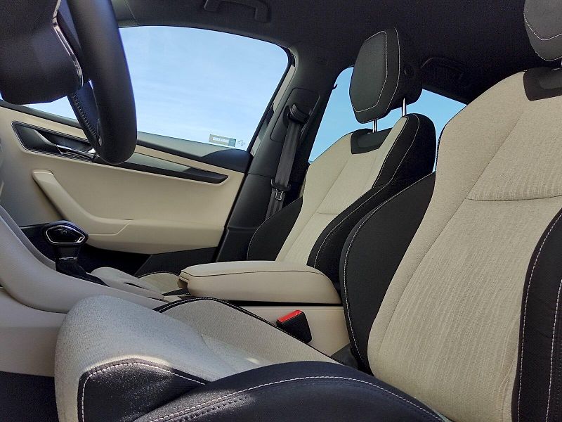 Škoda Karoq (2021) Style Comfort 2,0 Tdi 110 Kw 4 - fotka 25 z 39