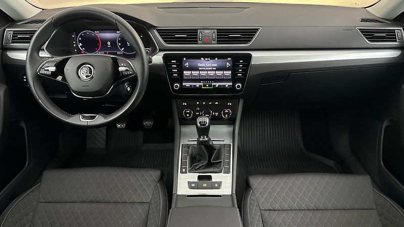 Škoda Superb 2.0 TDI Ambition Combi - fotka 8 z 25