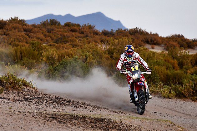 Jeden z historických snímků z Rallye Dakar 2016. Je na něm motocyklista Joan Barreda., zdroj: Wikimedia Commons, Amvasesoresargentina, CC BY 3.0
