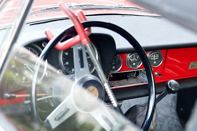 Mechanický zámek nezaručí, že auto nebude odcizeno. Může však pachatele odradit nebo jej při krádeži alespoň zdržet., zdroj: Bill Abbott, Wikimedia Commons, licence CC BY-SA 2.0.