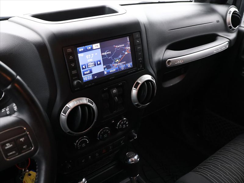 Jeep Wrangler 2,8 CRD 147 kW Unlimited Sport - fotka 21 z 33