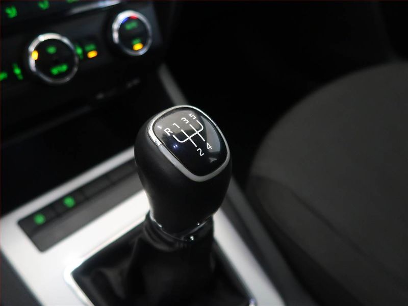 Škoda Octavia (2013) Elegance 1.6 TDI, Navi - fotka 13 z 15